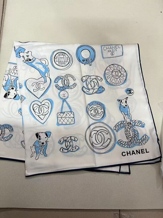 CHANEL Elegant Blue and Cream Scarf - Picture 3 of 4